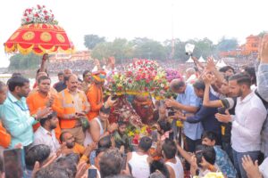 भगवान श्री चन्द्रमौलेश्वर की पालकी परंपरानुसार अपने निर्धारित मार्ग से होते हुए रामघाट पहुची