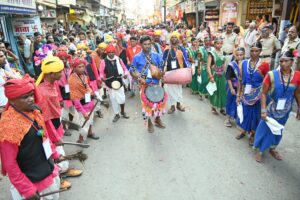 जनजातीय दलों ने दी सेला कर्मा नृत्य की अद्भुत प्रस्तुति